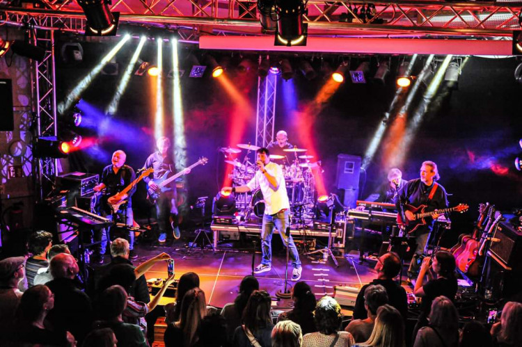 "frisch gepresst" Rock-Tribute Konzert